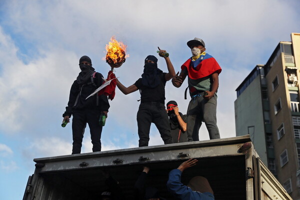 Ένα βήμα πριν τον εμφύλιο η Βενεζουέλα - 14 νεκροί στις ταραχές