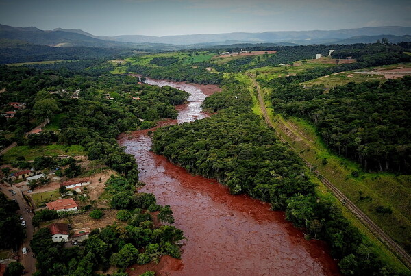 Νεκροί στις λάσπες - Τεράστια η καταστροφή από το φράγμα που κατέρρευσε στη Βραζιλία