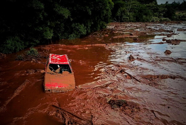 Νεκροί στις λάσπες - Τεράστια η καταστροφή από το φράγμα που κατέρρευσε στη Βραζιλία