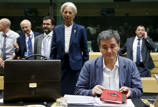 Wall Street Journal: Το ΔΝΤ απαιτεί περισσότερα μέτρα από την Ελλάδα