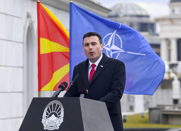 Δίπλα στη σημαία του ΝΑΤΟ ο Ζάεφ αποκάλεσε τη χώρα «Βόρεια Μακεδονία»