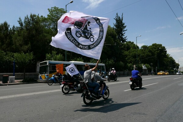 Ντελιβεράδες πλημμύρισαν το κέντρο της Αθήνας