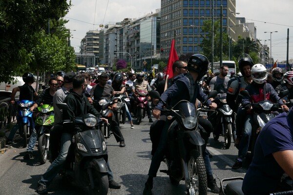 Ντελιβεράδες πλημμύρισαν το κέντρο της Αθήνας