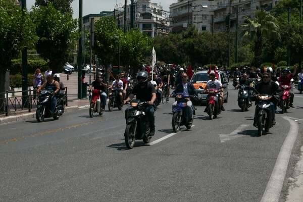 Ντελιβεράδες πλημμύρισαν το κέντρο της Αθήνας