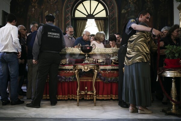 Τεράστιες ουρές σήμερα για το προσκύνημα στο σκήνωμα της Αγίας Ελένης (ΦΩΤΟΓΡΑΦΙΕΣ)