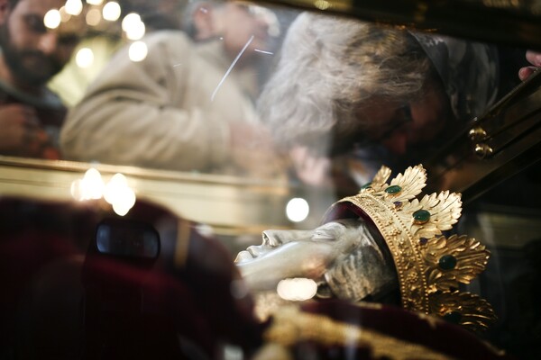 Τεράστιες ουρές σήμερα για το προσκύνημα στο σκήνωμα της Αγίας Ελένης (ΦΩΤΟΓΡΑΦΙΕΣ)