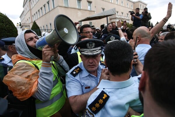 Ένταση στο Σύνταγμα - Ένστολοι επιχείρησαν να εισβάλλουν στη Βουλή