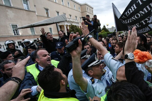 Ένταση στο Σύνταγμα - Ένστολοι επιχείρησαν να εισβάλλουν στη Βουλή