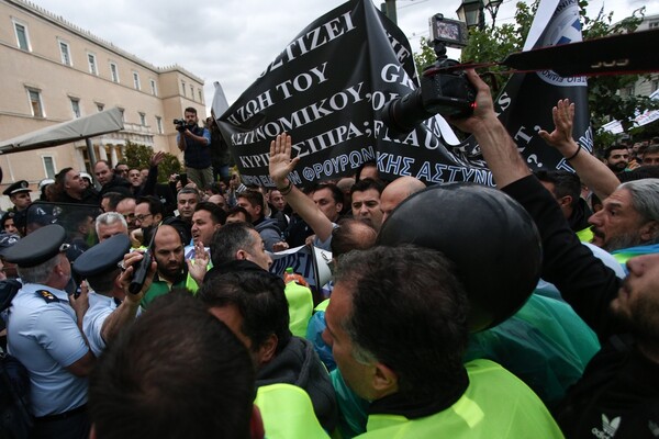 Ένταση στο Σύνταγμα - Ένστολοι επιχείρησαν να εισβάλλουν στη Βουλή