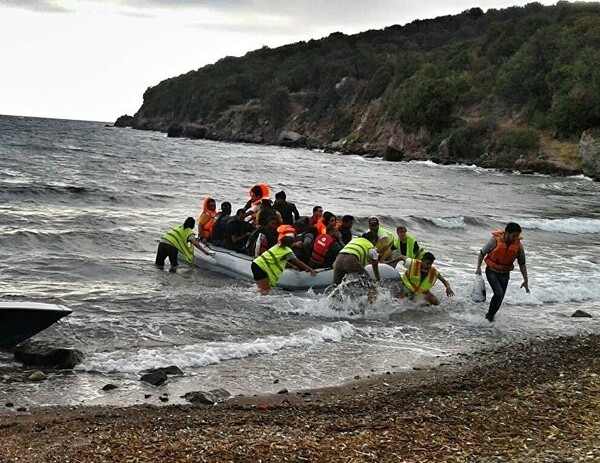 Ο Σύρος πρόσφυγας που έφτασε κολυμπώντας στη Λέσβο και κατέληξε να ιδρύσει οργάνωση για να βοηθά άλλους πρόσφυγες