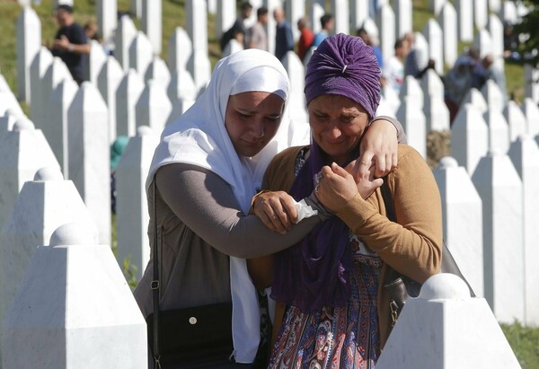 Χάγη: «Εν μέρει υπεύθυνη» η Ολλανδία για τον θάνατο 300 θυμάτων στη σφαγή της Σρεμπρένιτσα