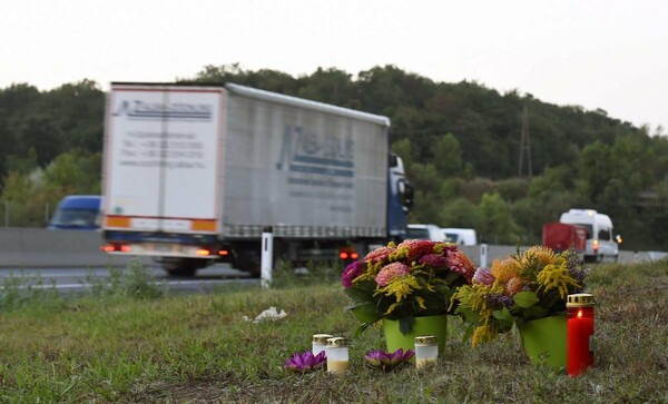 Ουγγαρία: Δικάζονται οι διακινητές που άφησαν 71 πρόσφυγες να πεθάνουν σε φορτηγό - ψυγείο