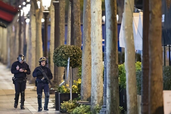 Συναγερμός στο Παρίσι: Όχημα έπεσε πάνω σε βαν της αστυνομίας στα Ηλύσια Πεδία