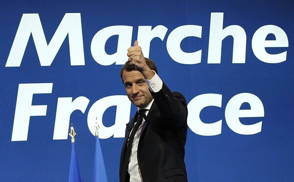 Γαλλία: Ο Μακρόν προηγείται αλλά η Λεπέν αυξάνει το ποσοστό της σε νέα δημοσκόπηση