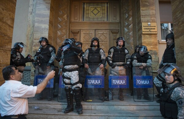 Έκρυθμη η κατάσταση στα Σκόπια - Εισβολή διαδηλωτών στο κοινοβούλιο