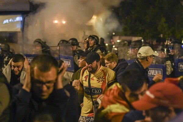 Το χάος προ των πυλών στα Σκόπια - Αβεβαιότητα, βία και δεκάδες τραυματίες από τα επεισόδια στο Κοινοβούλιο