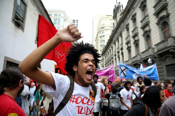 Βραζιλία: Ογκώδεις διαδηλώσεις και βίαια επεισόδια στη γενική απεργία που παρέλυσε τη χώρα