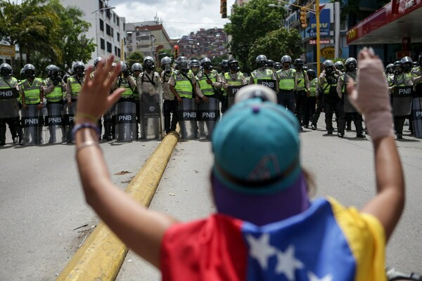 Ο Μαδούρο στέλνει πάνω από 2.600 στρατιώτες στη δυτική Βενεζουέλα