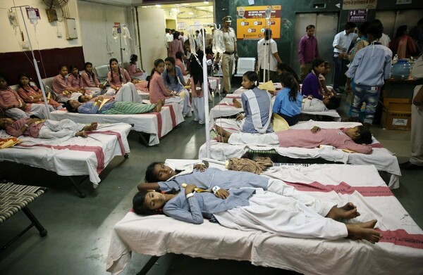 Ινδία: Τουλάχιστον 200 μαθήτριες στο νοσοκομείο μετά από διαρροή αερίου κοντά σε σχολείο