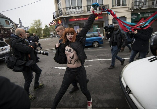 Γυμνόστηθες σε εκκλησία διαμαρτυρήθηκαν οι Femen