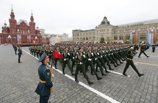 Φωτογραφίες από την εντυπωσιακή παρέλαση στη Μόσχα για την 72η επέτειο από τη νίκη επί του ναζισμού