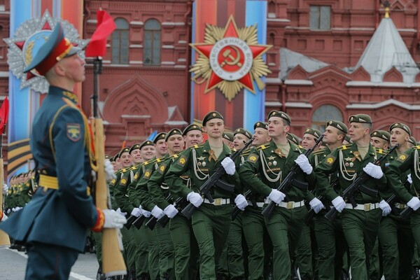 Φωτογραφίες από την εντυπωσιακή παρέλαση στη Μόσχα για την 72η επέτειο από τη νίκη επί του ναζισμού