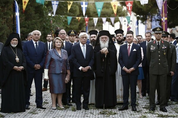 Λαοθάλασσα και τιμές αρχηγού κράτους για το λείψανο της Αγίας Ελένης που έφτασε στην Ελλάδα