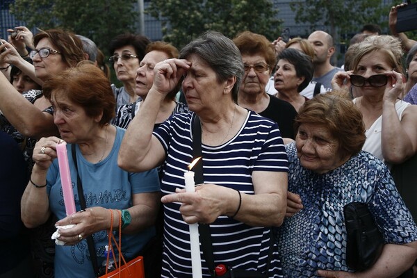 Λαοθάλασσα και τιμές αρχηγού κράτους για το λείψανο της Αγίας Ελένης που έφτασε στην Ελλάδα