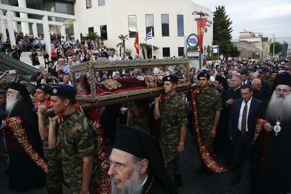 Λαοθάλασσα και τιμές αρχηγού κράτους για το λείψανο της Αγίας Ελένης που έφτασε στην Ελλάδα