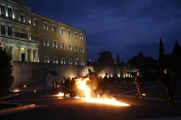 Μία σύλληψη και δύο προσαγωγές για τα επεισόδια στο Σύνταγμα