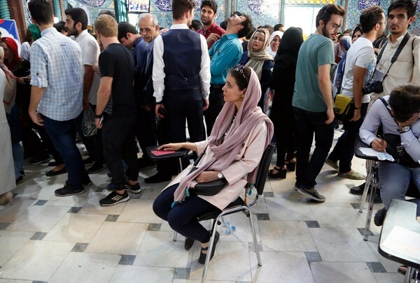 Ιράν: Άνετη νίκη φαίνεται να εξασφαλίζει ο Ροχανί στις εκλογές-Μένουν όμως εκατ. ψηφοδέλτια να καταμετρηθούν