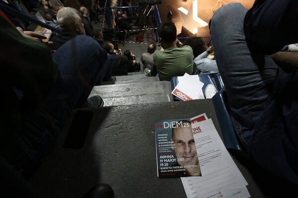 Με θεατρικό μονόπρακτο άνοιξε ο Βαρουφάκης την εκδήλωση του κόμματός του στο Σπόρτινγκ (φωτογραφίες)