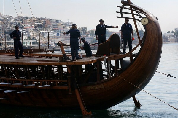 Μια ιστορική τριήρης βρίσκεται από χθες στον Πειραιά (ΦΩΤΟΓΡΑΦΙΕΣ)