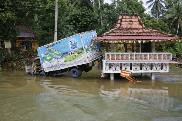 Σρι Λάνκα: Τουλάχιστον 164 οι νεκροί από τις καταρρακτώδεις βροχές και τις κατολισθήσεις