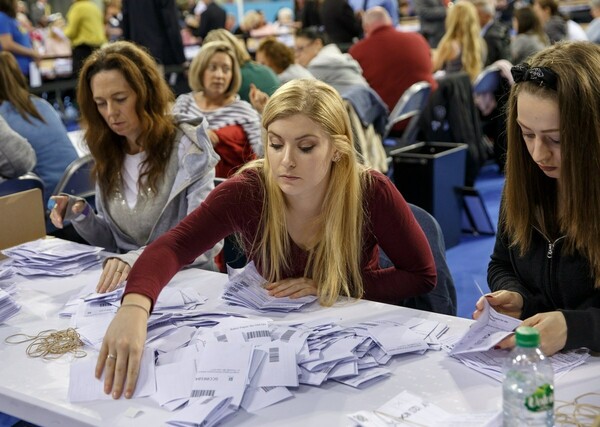 Bρετανία: Οι νέοι άλλαξαν τα δεδομένα στην κάλπη