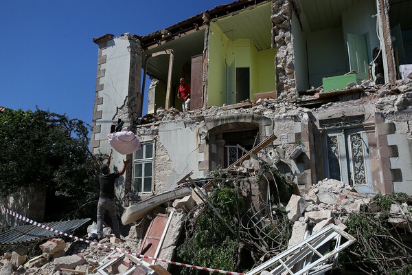 Σχεδόν 500 κτίσματα έχουν κριθεί μη κατοικήσιμα στη Λέσβο
