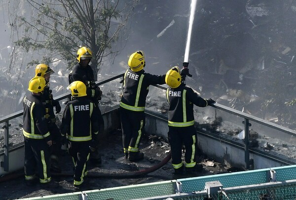 Δήμαρχος Λονδίνου για την πυρκαγιά: "Σημαντικά ερωτήματα γα την ασφάλεια του κτιρίου πρέπει να απαντηθούν"