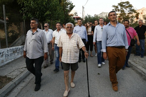 Μενίδι: Οι κάτοικοι έκλεισαν την Αττική Οδό