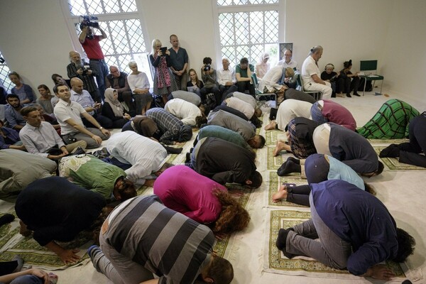 Στο πρώτο «φιλελεύθερο» τζαμί της Γερμανίας προσεύχονται μαζί άντρες, γυναίκες, γκέι και στρέιτ Μουσουλμάνοι