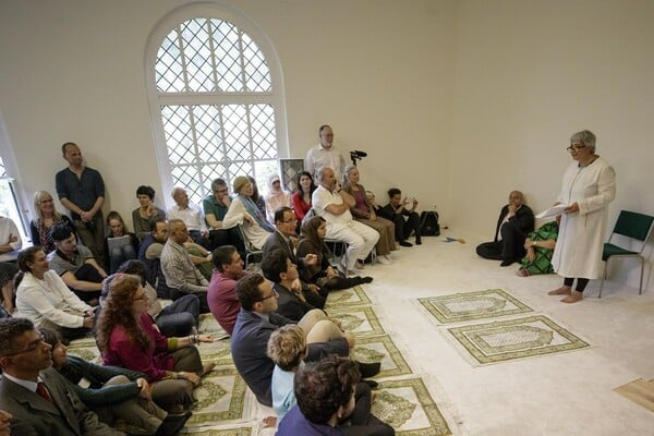 Στο πρώτο «φιλελεύθερο» τζαμί της Γερμανίας προσεύχονται μαζί άντρες, γυναίκες, γκέι και στρέιτ Μουσουλμάνοι