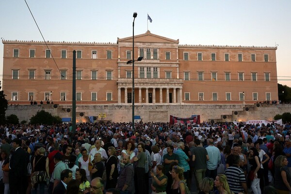 Oι «Παραιτηθείτε» στο Σύνταγμα - Χαμός στο Twitter