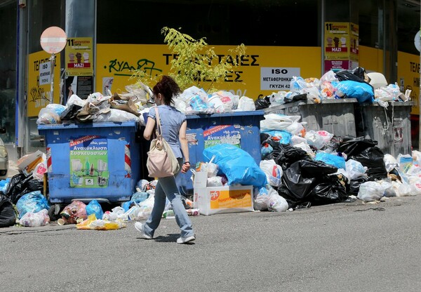 Ξεκινά η κρίσιμη συνεδρίαση της ΠΟΕ-ΟΤΑ ενώ τα σκουπίδια "πνίγουν" την πόλη