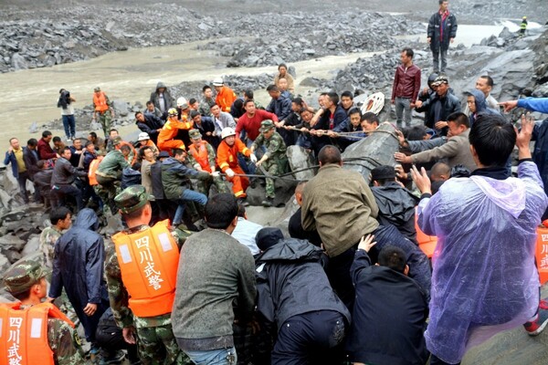 Κίνα: Απομακρύνονται οι διασώστες από το χωριό Σίνμο, υπό το φόβο νέας κατολίσθησης