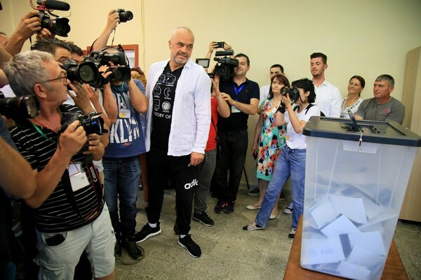 Αλβανία: Το κυβερνόν Σοσιαλιστικό Κόμμα μπροστά με 45-49% των ψήφων (exit poll)