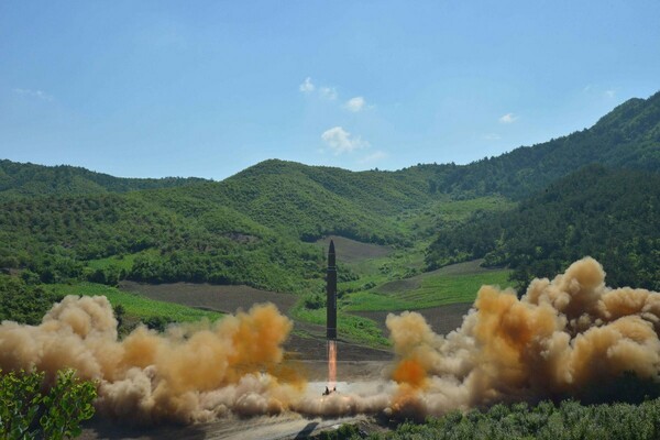 Β. Κορέα: O πύραυλος που εκτοξεύσαμε μπορεί να φέρει μεγάλη πυρηνική κεφαλή