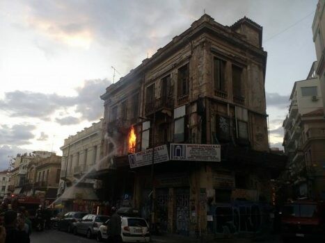 Αναστάτωση στο Μοναστηράκι - Ξέσπασε φωτιά σε κτίριο στην Ερμού