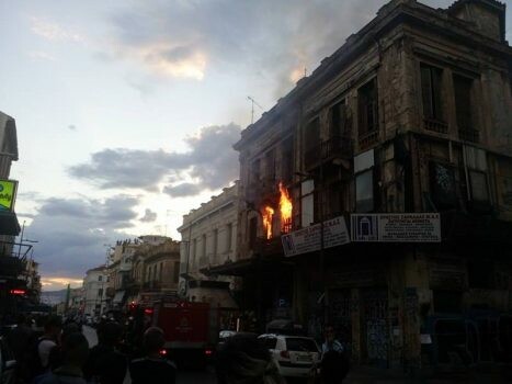 Αναστάτωση στο Μοναστηράκι - Ξέσπασε φωτιά σε κτίριο στην Ερμού
