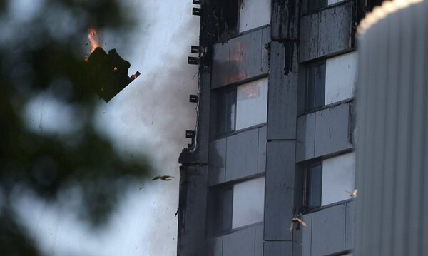 Γονείς πέταξαν μωρά από το φλεγόμενο κτίριο για να σωθούν - Συγκλονιστικές μαρτυρίες από το Λονδίνο