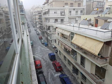 Άσπρισαν οι δρόμοι της Ξάνθης από την ισχυρή χαλαζόπτωση που θύμιζε χιόνι