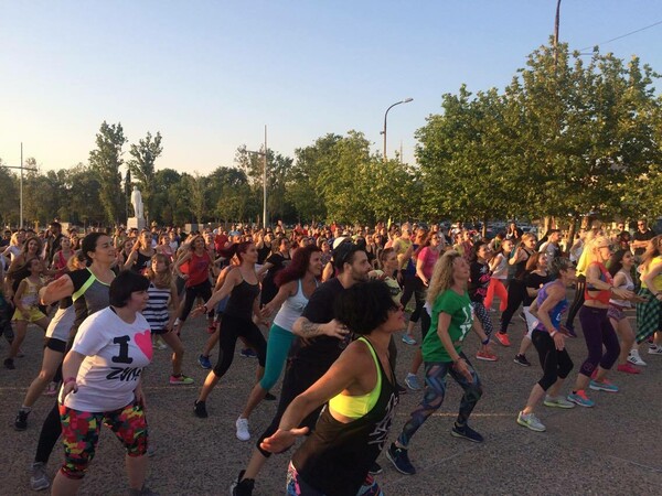 Εκατοντάδες Θεσσαλονικείς χόρεψαν Zumba στη Νέα Παραλία - BINTEO